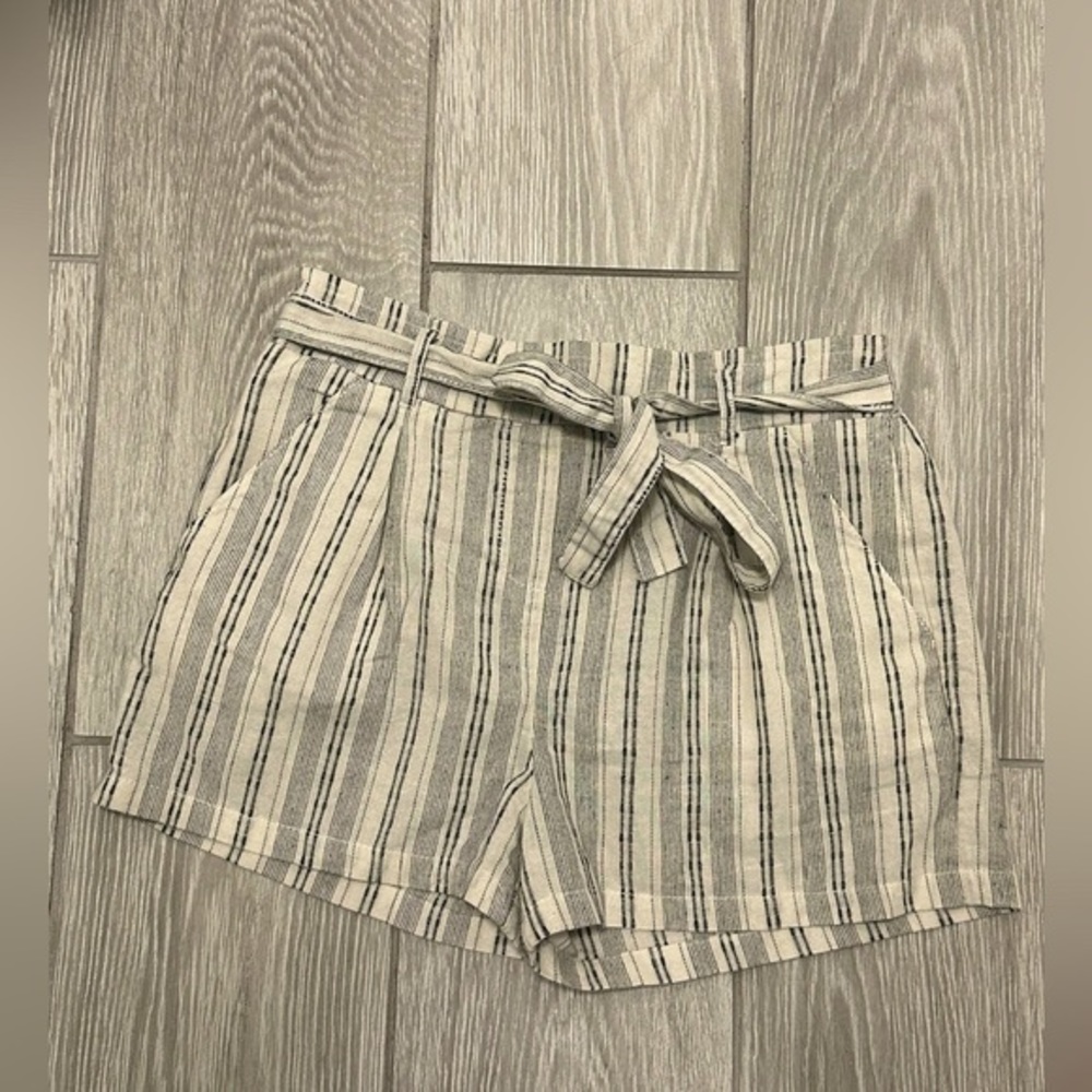 White and black linen Shorts Size L